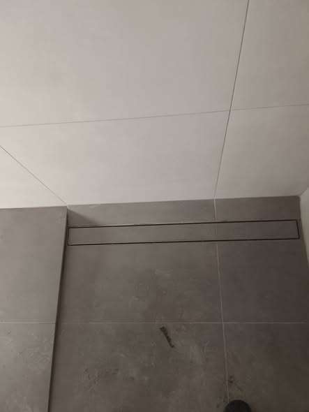 Hall dušinurga plaatimine